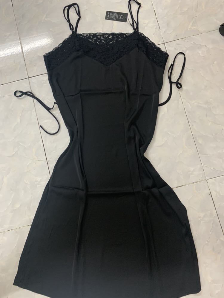 Mình lười đánh giá nhưng hay mua đồ shop này, Pijama và váy ngủ fai nói cực chất, mấy lần mua được giá Flash siêu hời luôn. Nay thấy shop ra mẫu mới chộp luôn 3 màu về cho 3 chị em mặc, ưng ý hết sức, form vừa vặn, vải mát, mịn, mặc ngủ thoải mái lắm