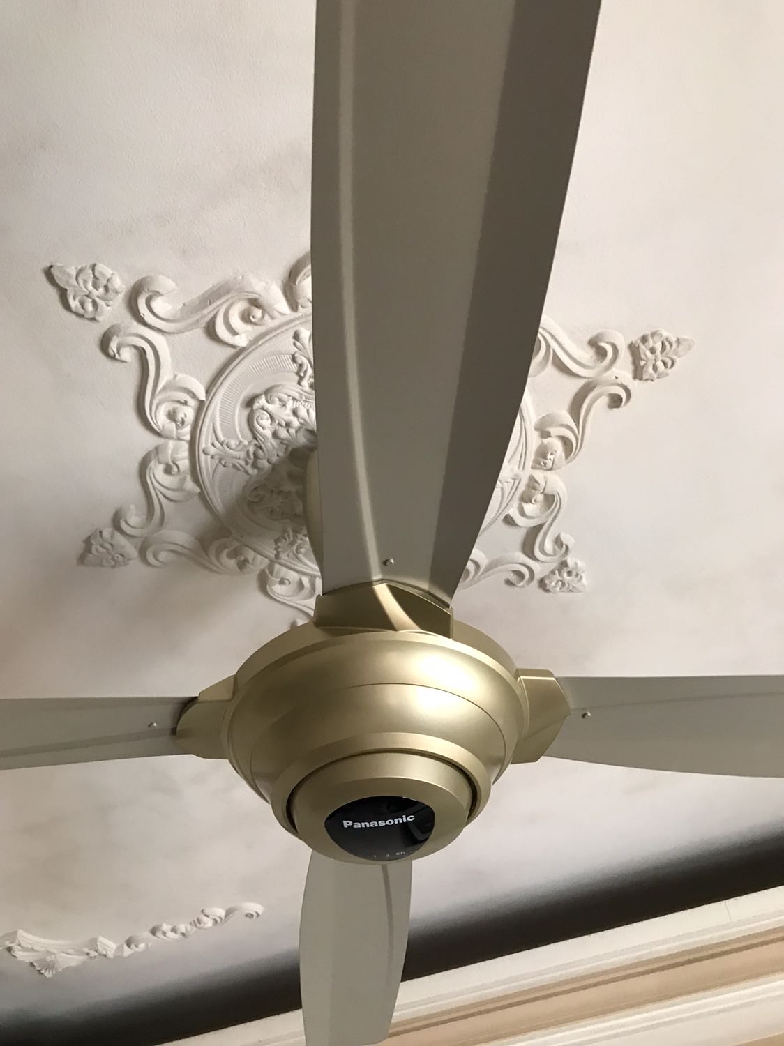 Quạt vừa lắp xong mới nhận ra 4 cánh mầu bạc khác hẳn màu vỏ động cơ( mầu vàng). Hình ảnh khác với hình mẫu khi đặt hàng trên trang Web.
Yêu cầu TiKi hoặc nhà sản xuất giải thích