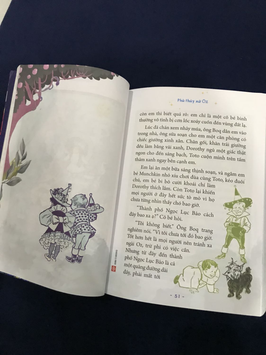 Sản phẩm bao gói cẩn thận. Sách còn bọc nylon sạch sẽ. Mùi mực in hơi nồng nhưng truyện có nhiều tranh vẽ minh hoạ, chữ to, hợp mấy e nhỏ. Cuốn này mình đọc từ khi còn bé xíu, nhớ nh chi tiết trong truyện. Nay mua cho con đọc rồi ôn lại chuyện ngày xưa luôn