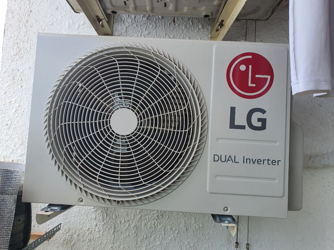 Máy làm lạnh nhanh, có thể do phòng mình nhỏ. có đồng hồ hiện thị nhiệt độ và độ bụi không khí. nhân viên lắp nhiệt tình