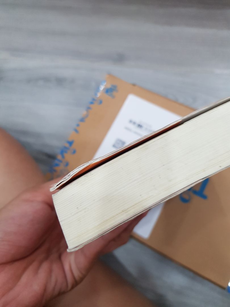 Thật sự mà nói mình rất thích mua sách trên tiki và đã mua rất nhiều lần nhưng thật sự lần này bực ko thể tả được, sách đã từng bị ướt, lại cáu bẩn, gáy sách lại rách, hí hửng khui sách mà khui cái tắt hứng luôn. Bỏ tiền ra mà chuốc bực mình vào người