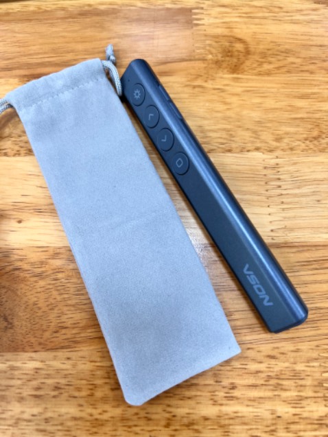 Thiết kế rất gọn nhẹ, đi kèm còn có 1 cục pin và cả túi đựng viết. Tia lazer đỏ rất rõ và mạnh. Tuy nhiên hướng dẫn sử dụng chỉ toàn tiếng Trung nên mất nhiều thời gian để kết nối. Nói chung, mình rất hài lòng.