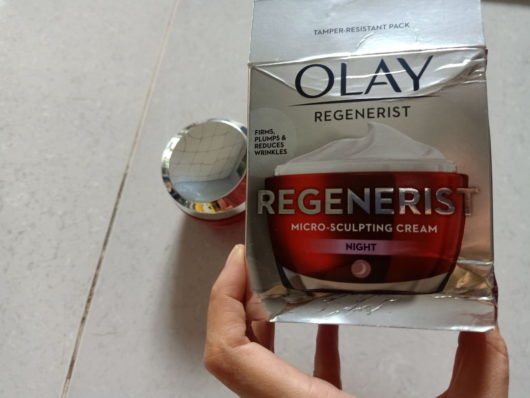 Giao nhanh nhưng hộp bị móp méo hết hồn luôn á 😨 dù thấy Olay đã gói hàng có chèn thêm giấy rồi mà hủ kem vẫn bị lật ngả nghiêng ở bên trong hộp luôn. Mở ra có mùi kì kì. Mình xài Olay cũng vừa hết 1 hủ buổi sáng, hủ buổi tối vẫn đang xài thấy tốt nên mua thêm để sẵn. Sao lần này nó có mùi lạ lạ, không yên tâm lắm ạ.