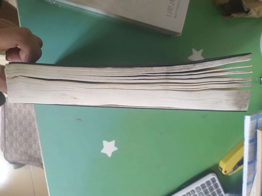 Tôi rất không hài long, tôi mua hai quyển homo deus và 21 bài học cho thế kỉ 21 thì chỉ có một cuốn được bọc đàng hoàng, còn cuốn kia giống như đã được sử dụng nhiều lần rồi còn bị ướt đã vậy cái bìa cứng thì bị rơi ra. Không chỉ vậy cái bìa bọc hai quyển thì bị rách tơi tả khiến tôi cầm vô có vẻ khó chịu. Tôi mong shop hãy khắc phục và tôi chỉ mong shop hãy đổi lại cuốn homo deus mới sạch sẽ cho tôi