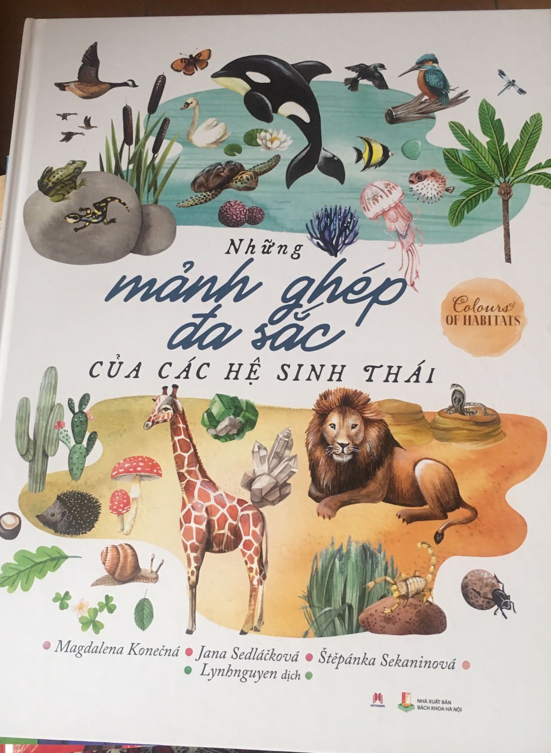 Sách đẹp lắm, bìa cứng màu in sặc sỡ, song ngữ cực thú vị. Người lớn hay trẻ em đọc đều mê. Bố mẹ đọc với con là nhất đó.