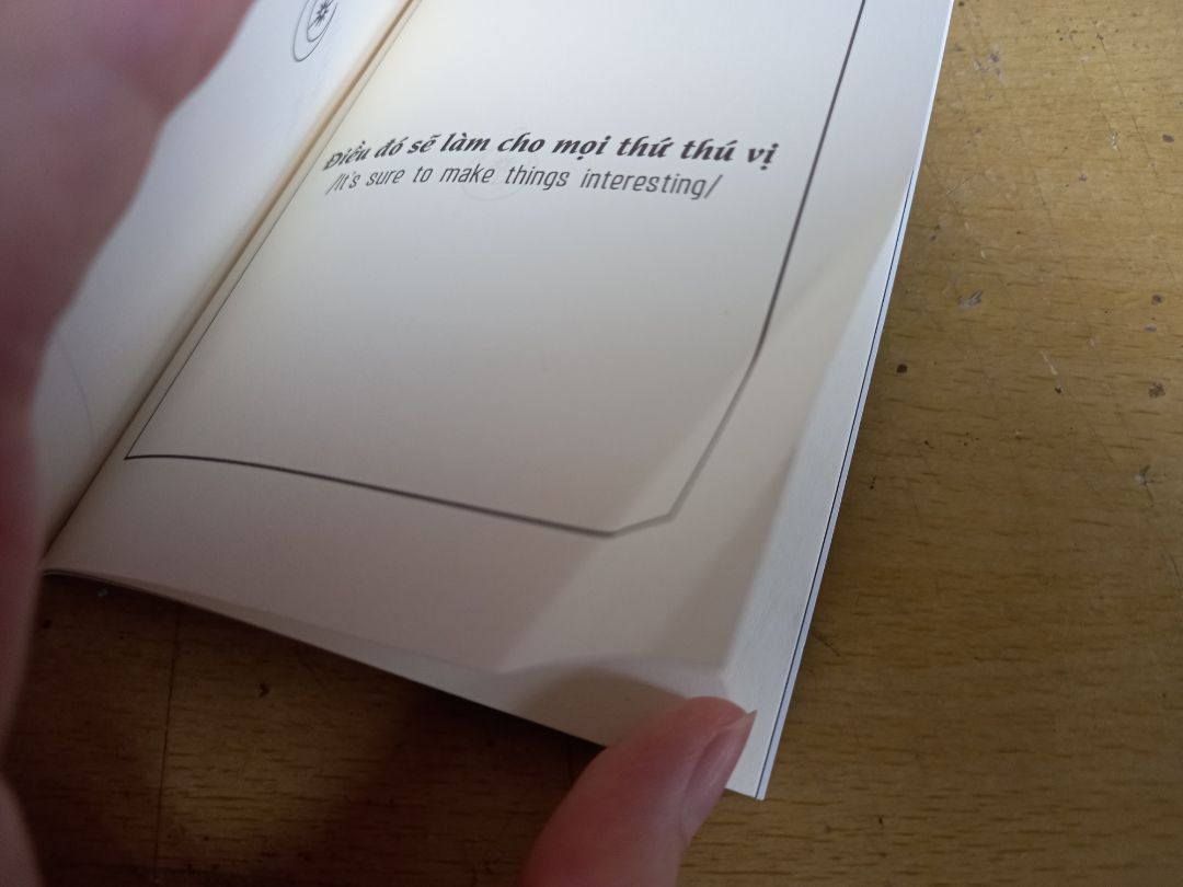 Nội dung sách thì không bàn đến nhưng lần này mình thực sự thất vọng với cách đóng gói của tiki. 
Sách nhỏ nhưng chỉ được để trong một hộp các tông rỗng, không có màng bọc hay bất kì biện pháp bảo vệ nào nên dẫn tới tình trạng móp góc, tróc, xước bìa, mất form sách. Vì không có bọc sách bên ngoài nên bên trong sách có chỗ bị bẩn, có trang còn bị gấp lại nữa.
Nói chung là lần này mình vô cùng thất vọng với cách đóng gói của tiki, mong rằng tiki sẽ lắng nghe đóng góp khách hàng và cải thiện dịch vụ trong thời gian tới.