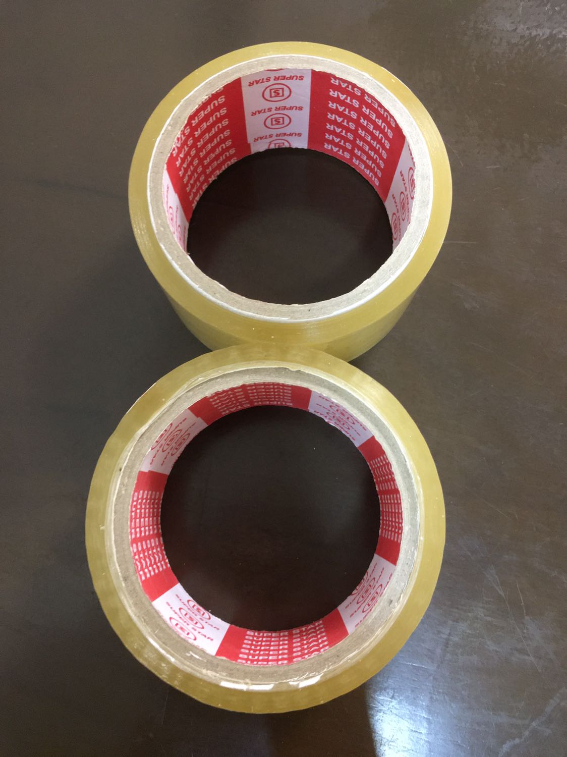 2 cuộn băng keo này mới bằng 1 cuộn bình thường. Trời ơi, tưởng sale thật, ai ngờ sale ảo... sợ thật! So sánh ngay cái cuộn em đang xài bữa giờ luôn nha shop!