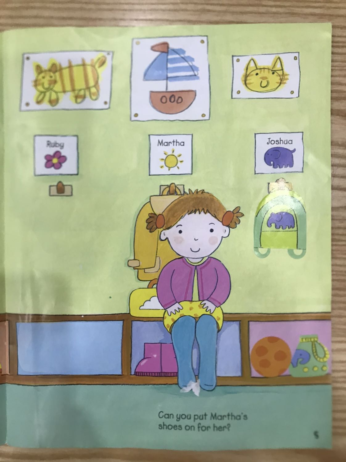 Mình mua đc sale nên giá đâu khoảng 70-80k gì đó k nhớ lắm but bé rất thích dán sticker. Sách đep. Chất lượng.