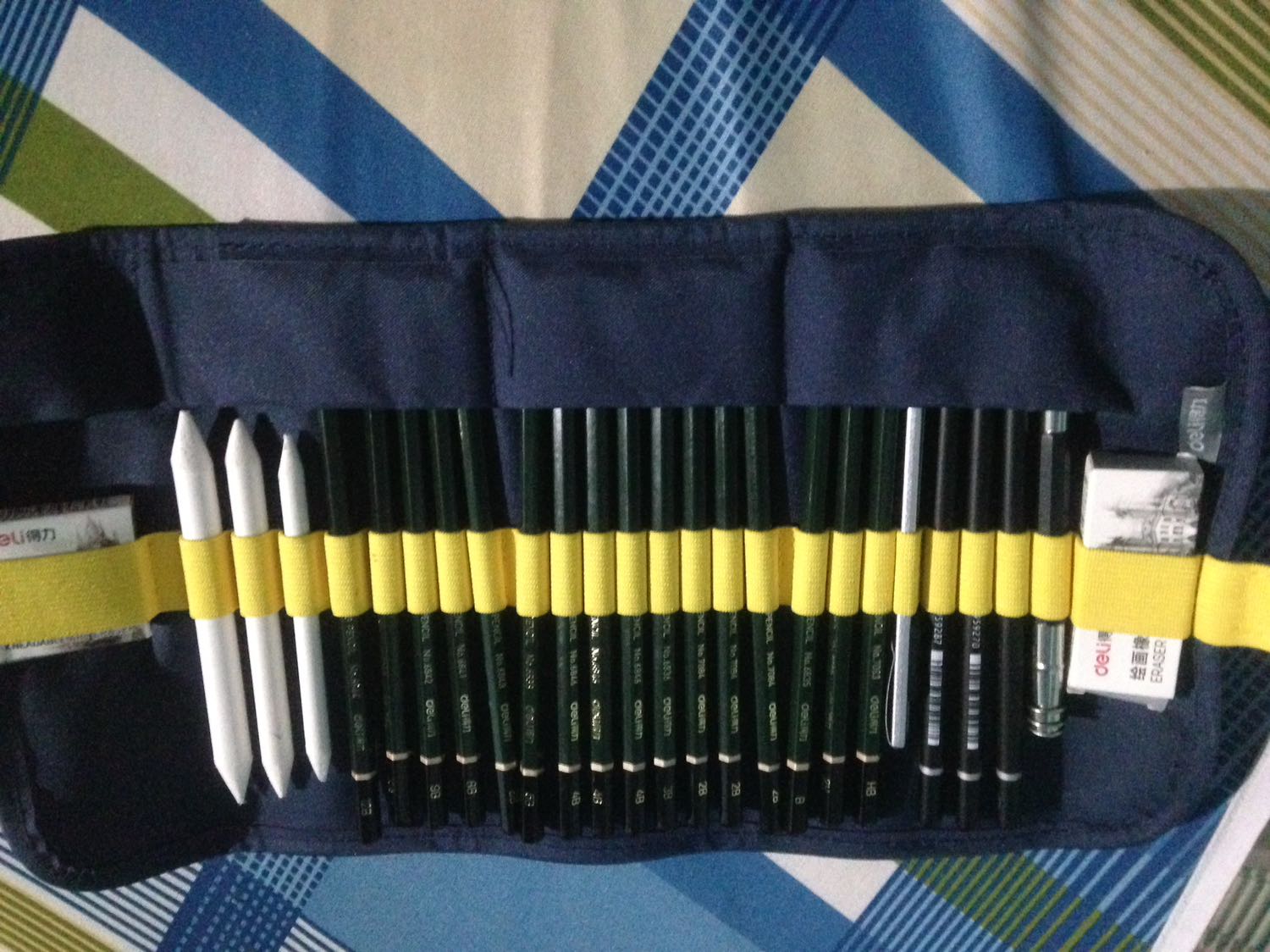 Bộ túi dụng cụ có đầy đủ các dụng cụ cần thiết rất phù hợp cho học sinh hoặc các bạn dân chuyên vẽ . Ngòi bút êm nhưng về phần dao mĩ thuật thì đối với mình do không phải dân chuyên vẽ nên hơi khó gọt  . Gôm đất sét rất thơm và vo tròn rất êm tay . Dao gọt giấy khá sắc nhưng nên sài đồ gọt bút để tiện dụng hơn . Về phần bao bì bên ngoài rất êm loại vải mềm mịn không bị xù vải đặc biệt dây có độ đàn hồi rất dễ sử dụng .