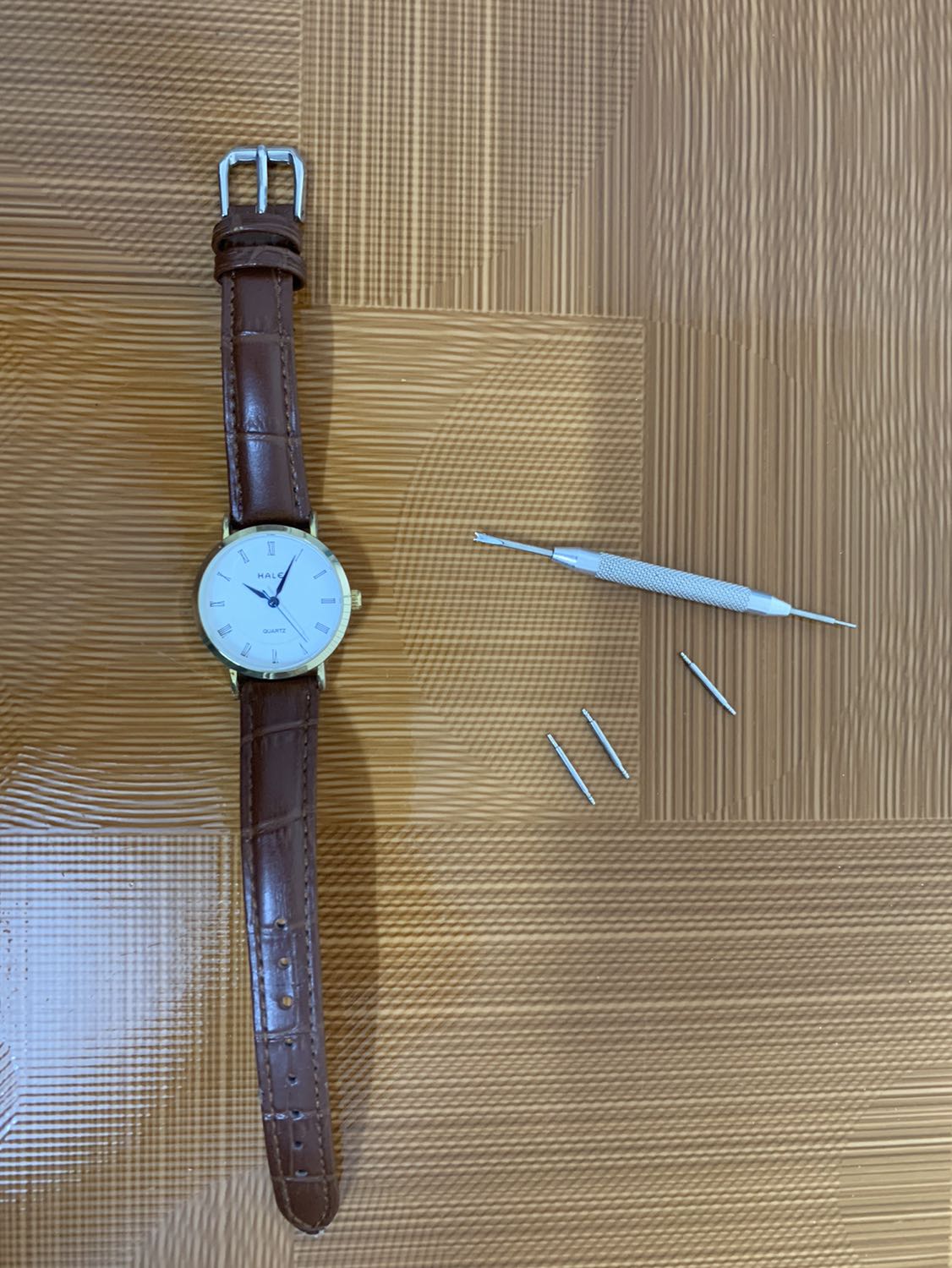 Giao hàng nhanh, shipper lịch sự, ngoài dây da đồng hồ còn có tặng kèm dụng cụ để thay dây. Nói chung ổn trong tầm giá.