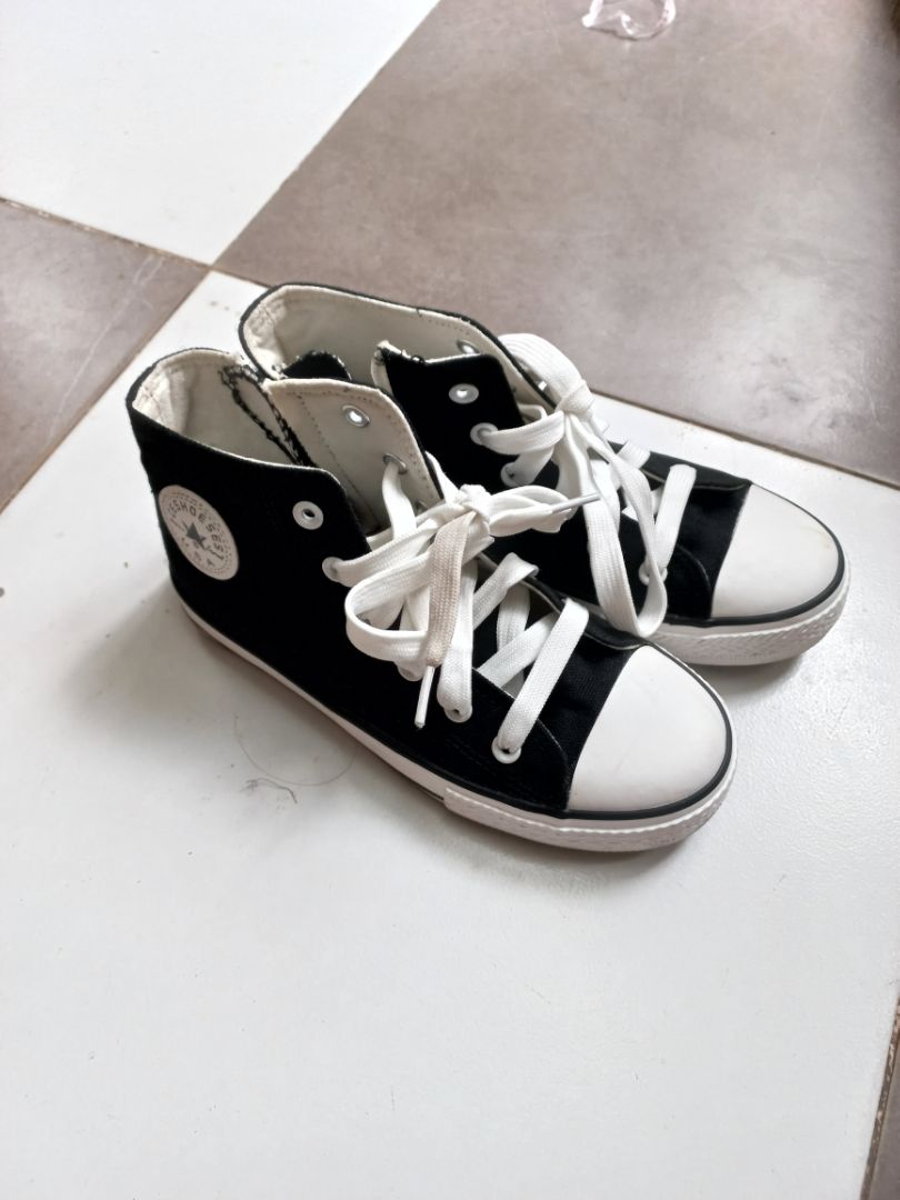 Mua 1 thời gian dài, đi rất em chân. Mãu mã rất đẹp và bển.Dhop giao hàng siêu nhanh⭐️⭐️⭐️⭐️⭐️⭐️⭐️⭐️⭐️⭐️