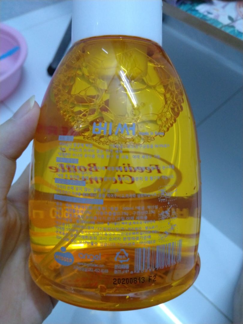 nước rửa khi pump ra thành dạng bọt, cảm giác tiết kiệm hơn, lại sạch hết lớp chất béo trên bình
Sản phẩm toàn bằng tiếng Hàn nên ko biết hạn sử dụng như thế nào, có ngâm bình thay vì rưatruqjc tiếp được không