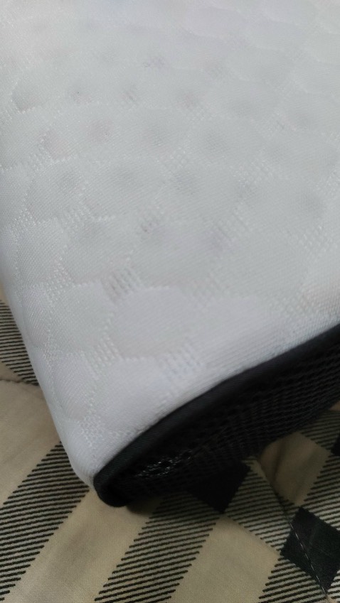 Gối vừa tầm mình, nằm êm cũng thích mà mới 2 3 bữa lão chồng giật mất tiêu luôn còn bảo gối này thấp để anh đi