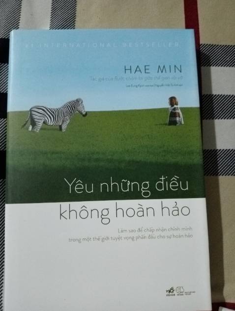Chỉ mới đọc xong chương đầu mình đã thấy thế giới quan của mình được mở ra rất nhiều. Những băn khoăn, lo lắng, trăn trở cũng vì nội dung của sách bay đi mất tiêu. Luac đọc sách mình cứ có cảm giác bản thân đang đi dạo chốn thảo nguyên xanh tươi trải dài vô tận vậy, yên bình, nhẹ nhàng đến lạ thường.