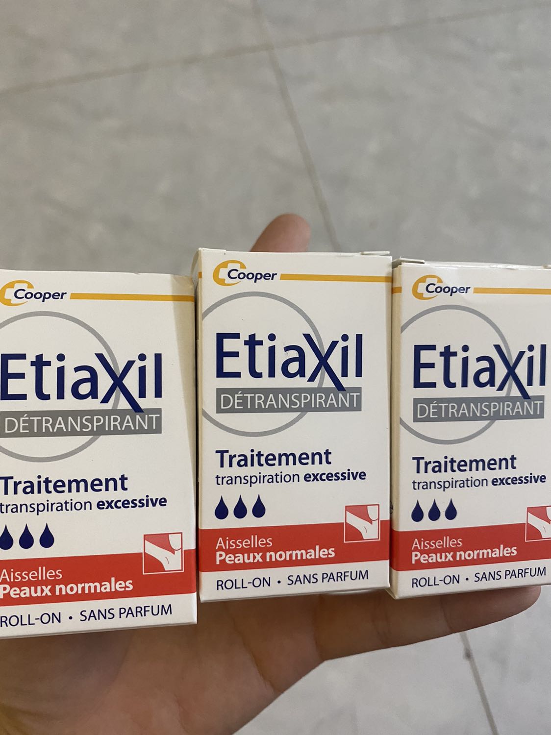 Sản phẩm đúng chính hãng. Mình đã từng dùng loại lăn này rồi, dùng rất tốt và 1 tuần chỉ cần lăn 1,2 lần thôi là nách khô thoáng.
Mình mua một lần 3 hộp vậy chắc xài hơn 1 năm.
Cám ơn shop! Sản phẩm nên mua.