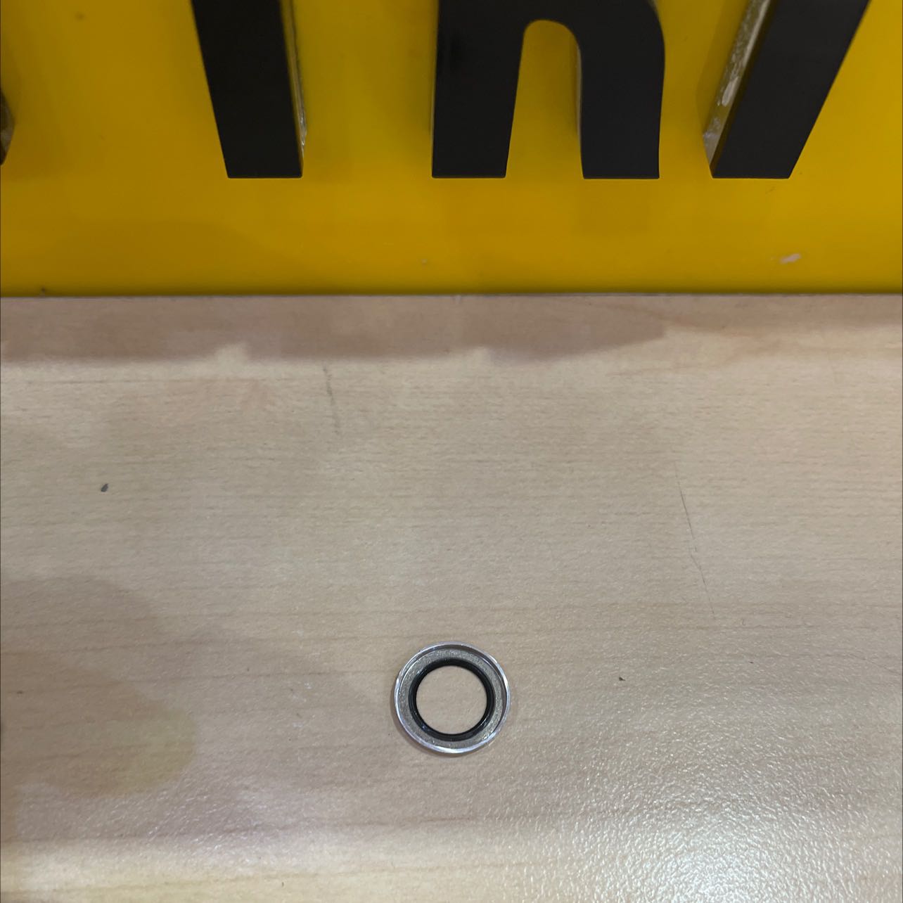 gắn mắt bảo vệ bị rơi ra luôn, ko gắn chặt dc