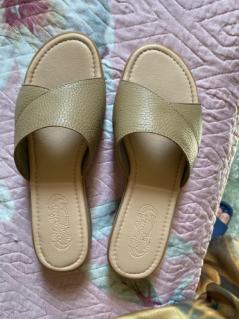 Tôi mua cho bà cô đôi dép này bà cô rất hài lòng đôi dép rất đẹp chắc chắn vừa vặn chân.cảm ơn shop nhiều nhé❤️❤️❤️