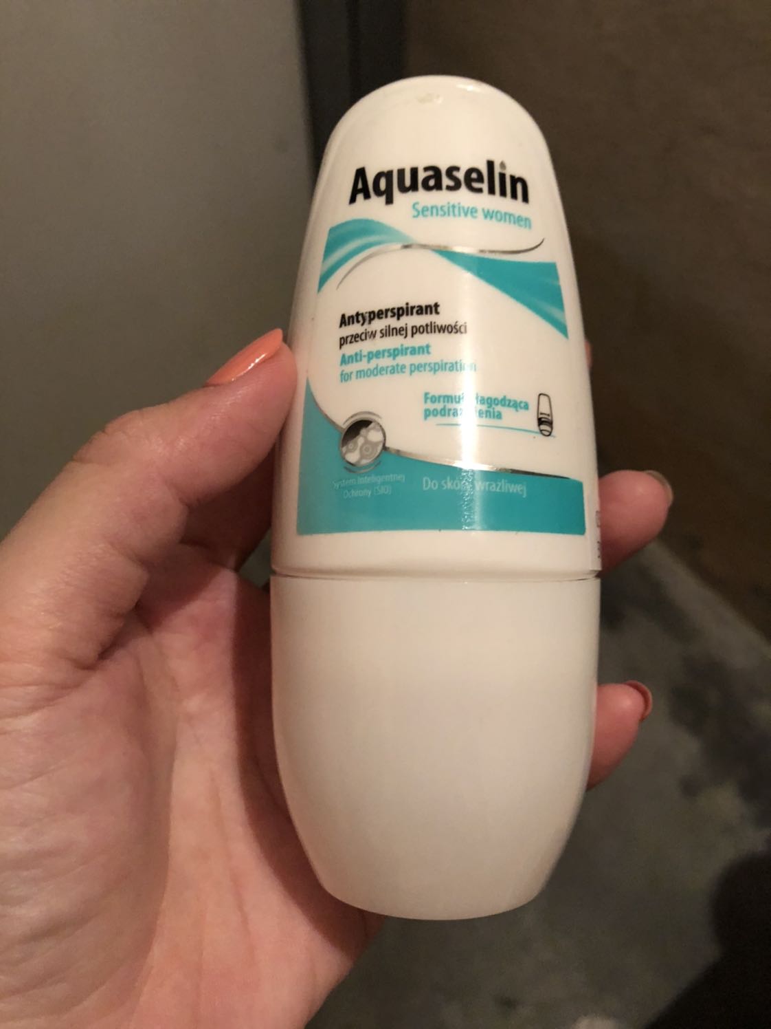 Sản phẩm được đóng gói cẩn thận. Mình da dầu, mồ hôi nhiều, đã dùng nhiều loại lăn km mà hài lòng nhất vẫn là Aquaselin. Dòng này hay dòng màu đỏ đều ngăn mùi rất tốt, tác dụng cả ngày hoặc nếu ra mồ hôi quá nhiều thì chỉ nghe mùi mồ hôi nhẹ. Mặc dù giá hơi cao, rất hiếm khi giảm giá, mỗi lần giảm giá cũng giảm rất ít, nhưng chất lượng  thì an tâm cực kỳ.