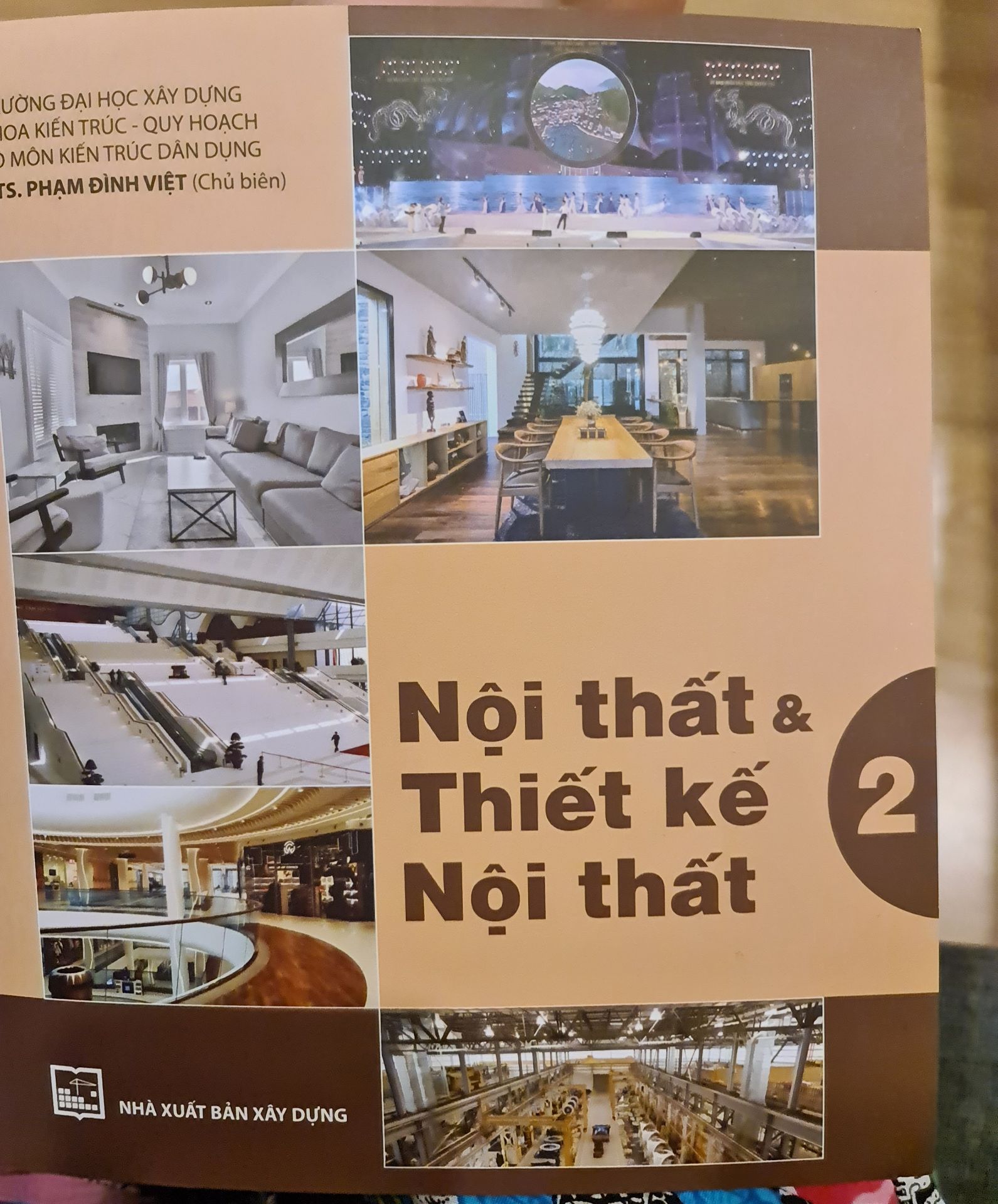 Tôi đặt quyển 1 sao lại giao quyển 2, tại sao khôg kiểm tra kỹ trước khi soạn hàng, để làm mất thời gian của người khác, chẳng chuyên nghiệp gì hết, 2 quyển khác nhau hoàn toàn về màu sắc, tôi không hiệu nhìn thế nào mà phân biệt không ra, tôi đag gửi yêu cầu đổi lại sản phẩm cho tôi.