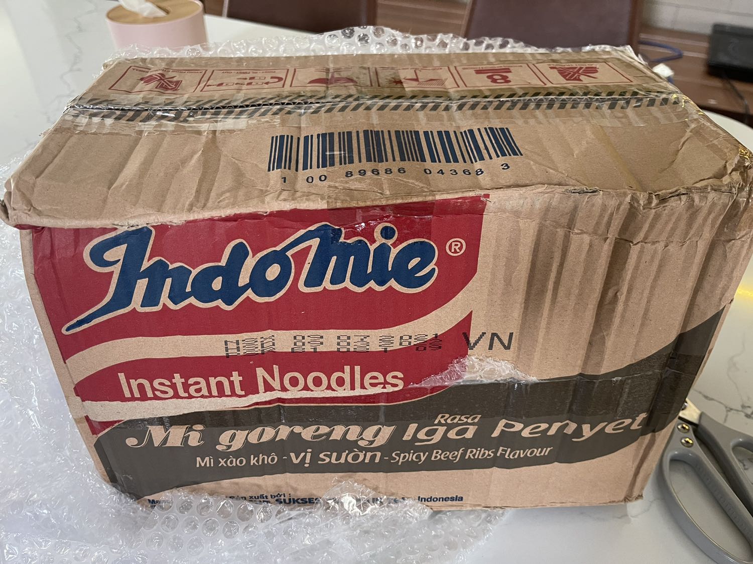 Thùng mì bị móp nhiều chỗ mà vẫn mang giao khách hàng (dấu móp cũ chứ không phải do vận chuyển).