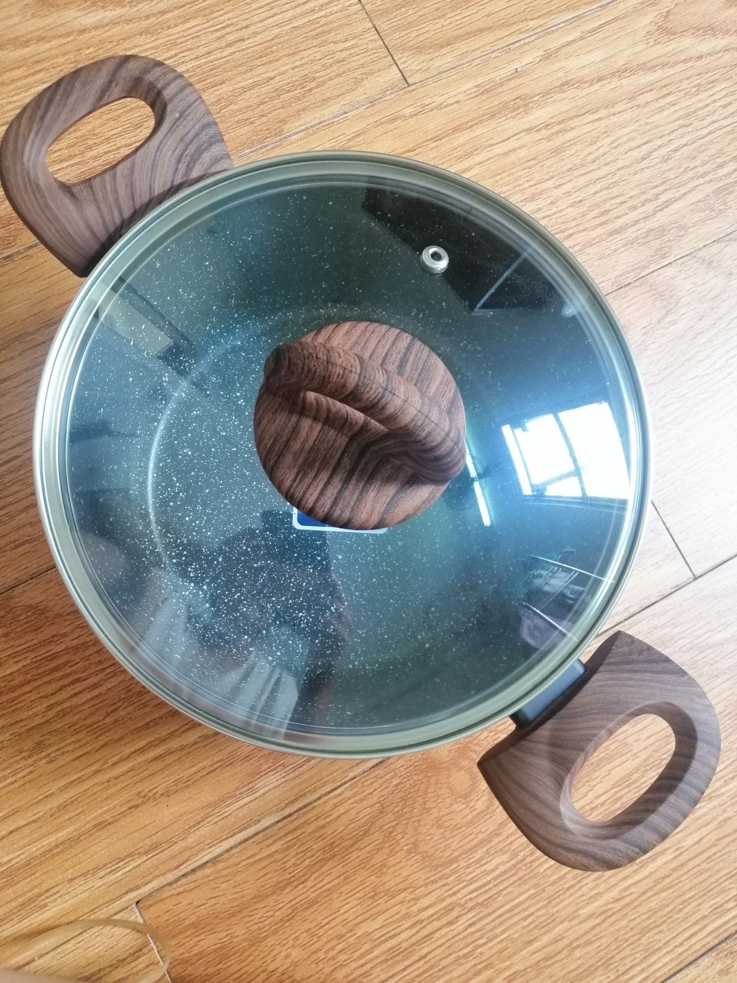 Tiki giao hàng nhanh, đóng gói chắc chắn, mình mua đợt sale giá rất hời. Nồi đẹp, sang, xịn cầm lên chắc chắn, nấu bếp từ bắt từ tốt.