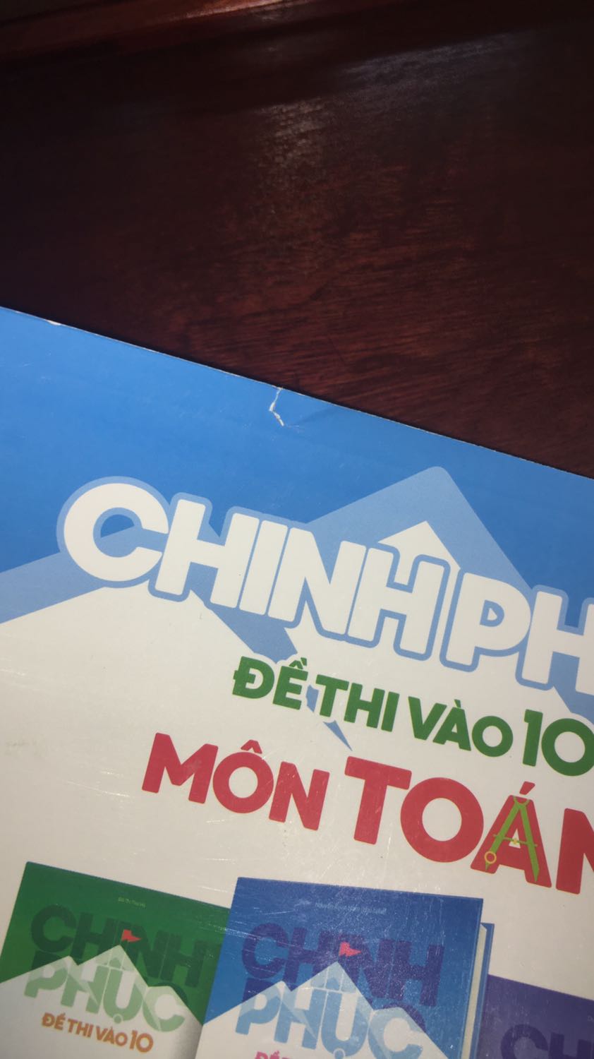 chất lượng sách ổn lắm ạ, em đặt cả 3 quyển Văn Toán Anh, chỉ có Anh là em chưa nhận thôi ạ, còn Toán với Văn thì về nội dung và chất lượng e đều yêu cả, có mỗi cái rách nhẹ ở bìa sau quyển Toán nhưng không đáng kể ạ. chất giấy tốt, e dùng highlight thì không lem sang mặt sau ? nội dung thì giảng giải khá chi tiết, dễ hiểu đối với em í =)) nói chung là thích lắm hehe, mong là 3 bé này và sự chăm chỉ sẽ giúp em gặt quả ngọt trong kỳ thi tuyển sinh tới ? rate 5 saooo nhe ?