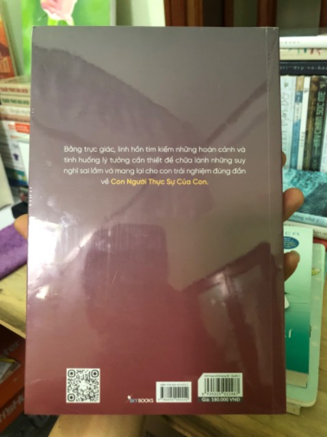 Mình mua Quyển 2 này sau khi đã đọc xong Quyển 1 do Nhã Nam phát hành. Về nội dung thì mình thấy Quyển 2 không hay bằng Quyển 1, cuốn này nói hơi nhiều về nước Mỹ, và cách xưng hô giữa tác giả với Thượng đế cũng khác so với Quyển 1 (Cái này do 2 người dịch khác nhau nên dễ hiểu, cá nhân mình thích cách xưng hô ở Quyển 1 hơn). Tuy vậy nhìn chung đây là một cuốn sách tương đối hay, giúp mình mở mang được nhiều vấn đề. Với mình đọc Quyển 1 thôi là quá okela rồi. Về vấn đề gói hàng giao hàng thì không vấn đề gì. Luôn tin tưởng Tiki 100%