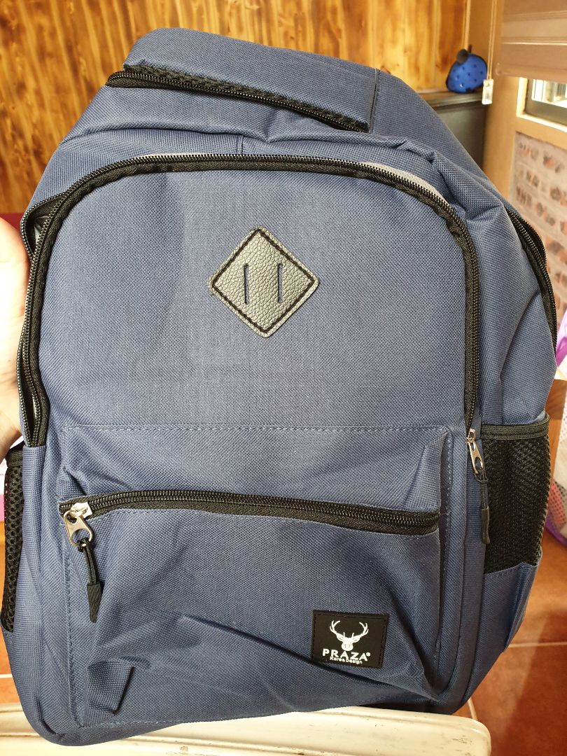 balo nhẹ, nhiều ngăn, thích hợp để đeo đi học hơn.