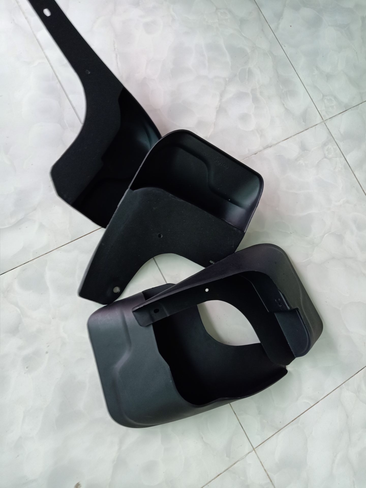 thiếu ốc vít làm sao mà lắp vào đây, bó tay  luôn