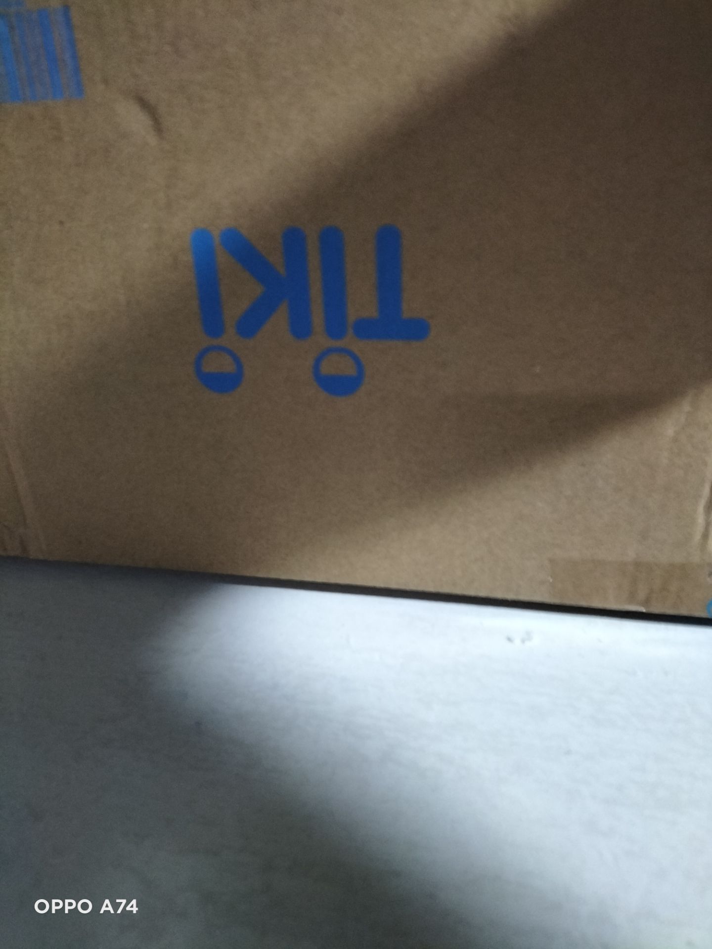 sách không được bọc kĩ lắm hơi bụi mặc dù mua cùng ở tiki nhưng một cuốn được bọc còn cuốn này thì ko nhưng may là là ko móp nên cũng chấp nhận được ko sao.Nch là mng nên mua về đọc thử