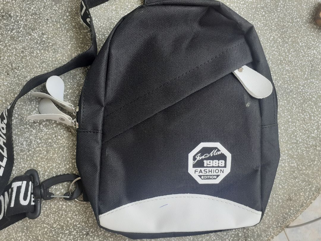 Túi nhỏ hơn rất nhiều so vs trong hình, túi hình vuông chứ ko kiểu thuôn dài như trong hình.
Nhìn chung thì cũng đc, chất liệu cũng ok. Tuy giá đi đôi vs chất lượng nhưng mong shop để hình đúng vs mặt hàng, đùng để hình 1 đằng bán 1 nẻo.