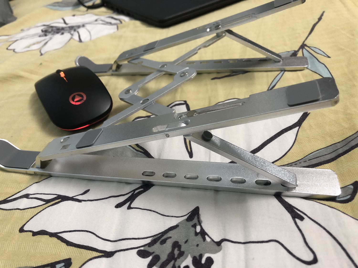 Hài lòng, giá hợp lí. Phù hợp với máy từ 13.5 inch trở xuống. 14 inch vẫn dùng được nhưng sẽ hơi nhỏ, cảm giác không được thoải mái lắm