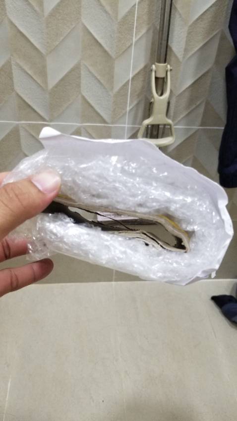 tui ko có nhà, nhờ Bảo vệ nhận dùm 4 cái đèn nặng 4kg mà giao tới vầy đây... ko thể tin được