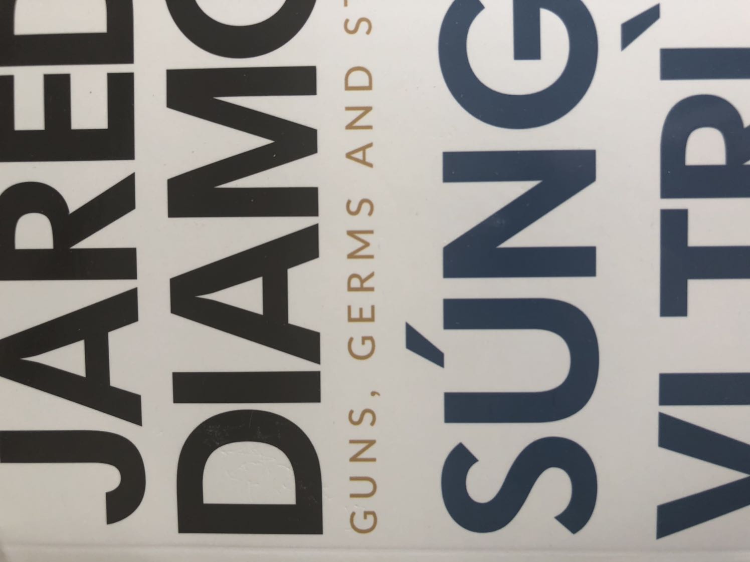Gáy sách bị méo móp. Bìa trầy xước, hơi bẩn, nhìn không mới cho lắm. Không biết đây là do bên vận chuyển hay bên đóng gói sách nữa. Phần ruột nhìn tương đối mới nhưng phần bìa cầm không hài lòng tí nào. Mong Tiki lần sau chú ý hơn!