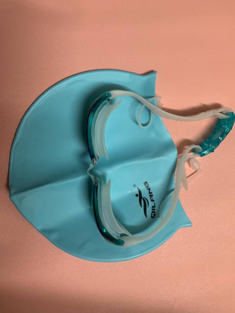 mẫu mã đẹp,  chắc chắn, bơi rất kín không bị nước vào mắt, giao nhanh, đóng gói cẩn thận