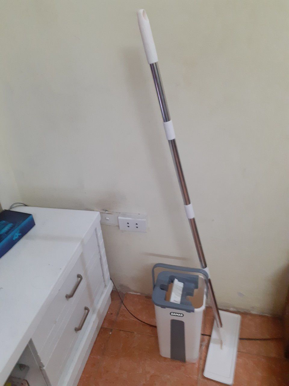 Shop giao hàng nhanh. Đóng gói kỹ càng cẩn thận. Bộ lau nhà khá là đẹp, thùng lau có vẻ chắc chắn. Chổi lau cầm chắc tay, thoải mái khi dùng. Lắp các bộ phận với nhau cũng dễ. Thùng lau nhà có sẵn 2 ngăn giặt và vắt riêng. Vắt nước nhanh khô, không tốn sức lắm. Mình thấy cũng dễ sử dụng, lau dọn nhà cửa đỡ vất vả hơn. Mình mua về để thay thế bộ lau nhà cũ mà vợ ưng quá chừng. Nên mua nha mọi người ơi.