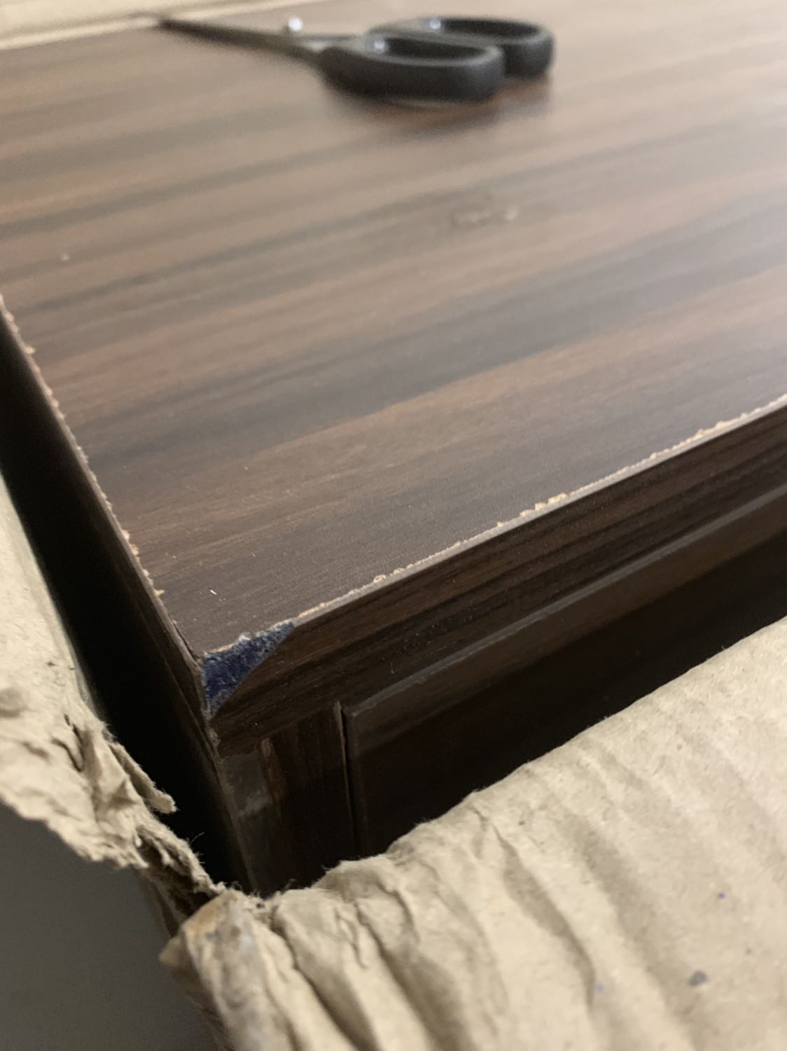 Tủ đã cũ, mép tủ sờn và đã qua sử dụng, đề nghị liên lạc ngay và đổi tủ mới cho tôi !!!