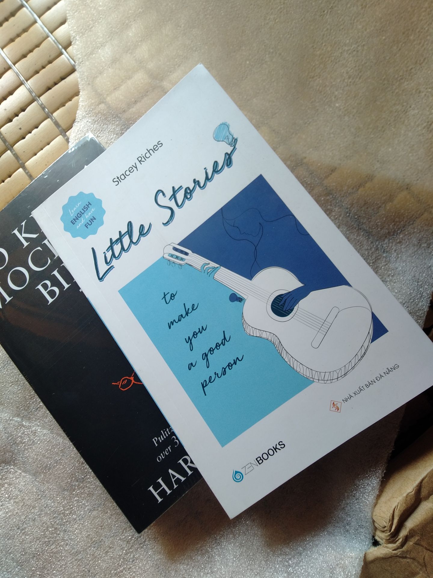 đóng gói chắc chắn, sách bìa rất đẹp :Vv ndung thì mình chưa đọc