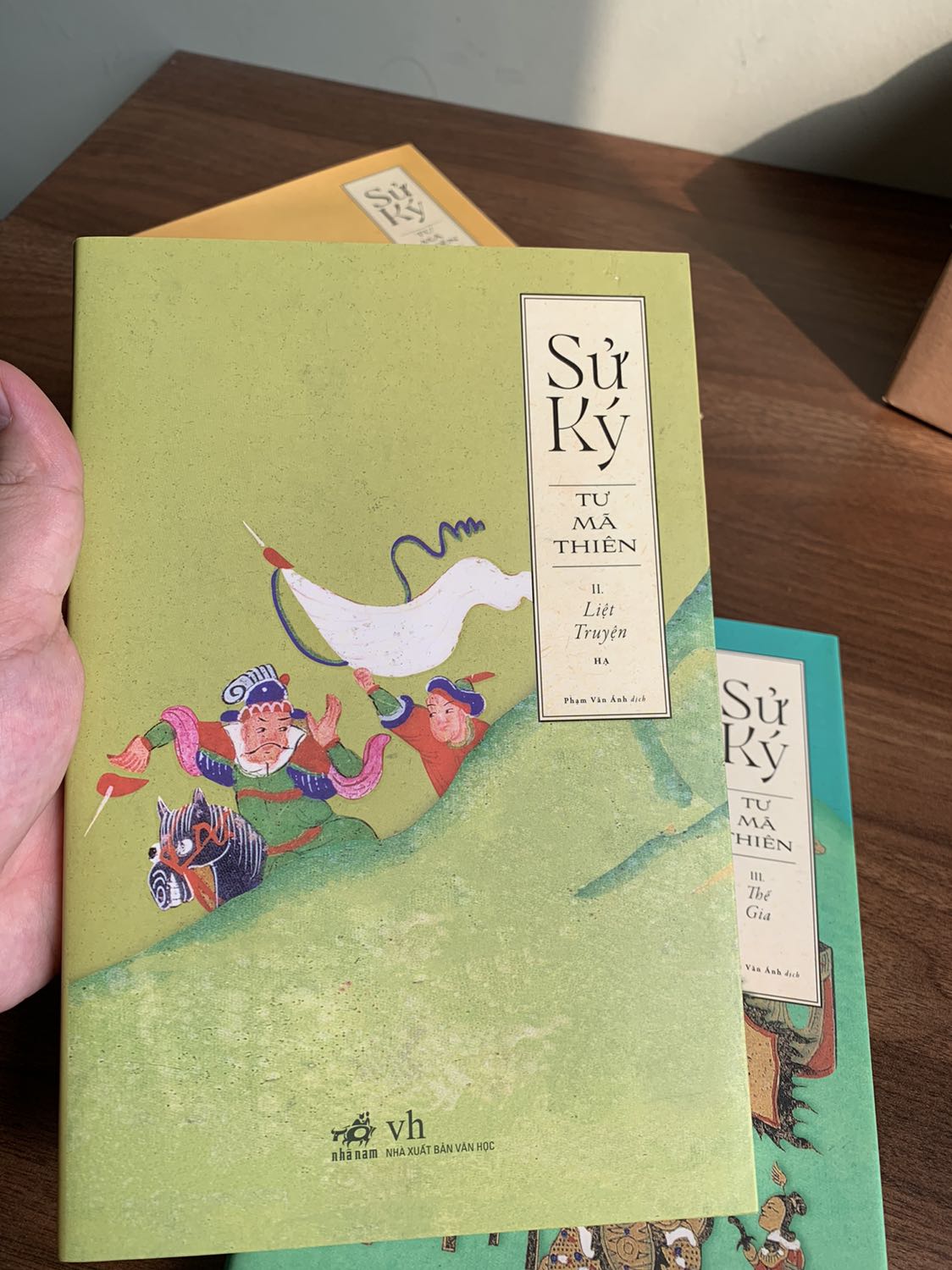 Chất lượng dịch tốt. Giấy in mỏng. Sách hơi cũ.