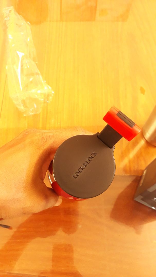 Mình đặt hàng và nhận hàng rất nhanh, có 2 ngày nhận được, bình rất đẹp, dưới đáy có đế cao su nên để trên bàn nghe rất êm, ko tạo tiếng động, và giữ ko cho trợt . còn về mùi nhựa thì chỉ xó nắp có mùi nhẹ tí, nhựa phải hôi nhựa thôi nên thấy bình thường, mình ngâm nước ấm tí là hết