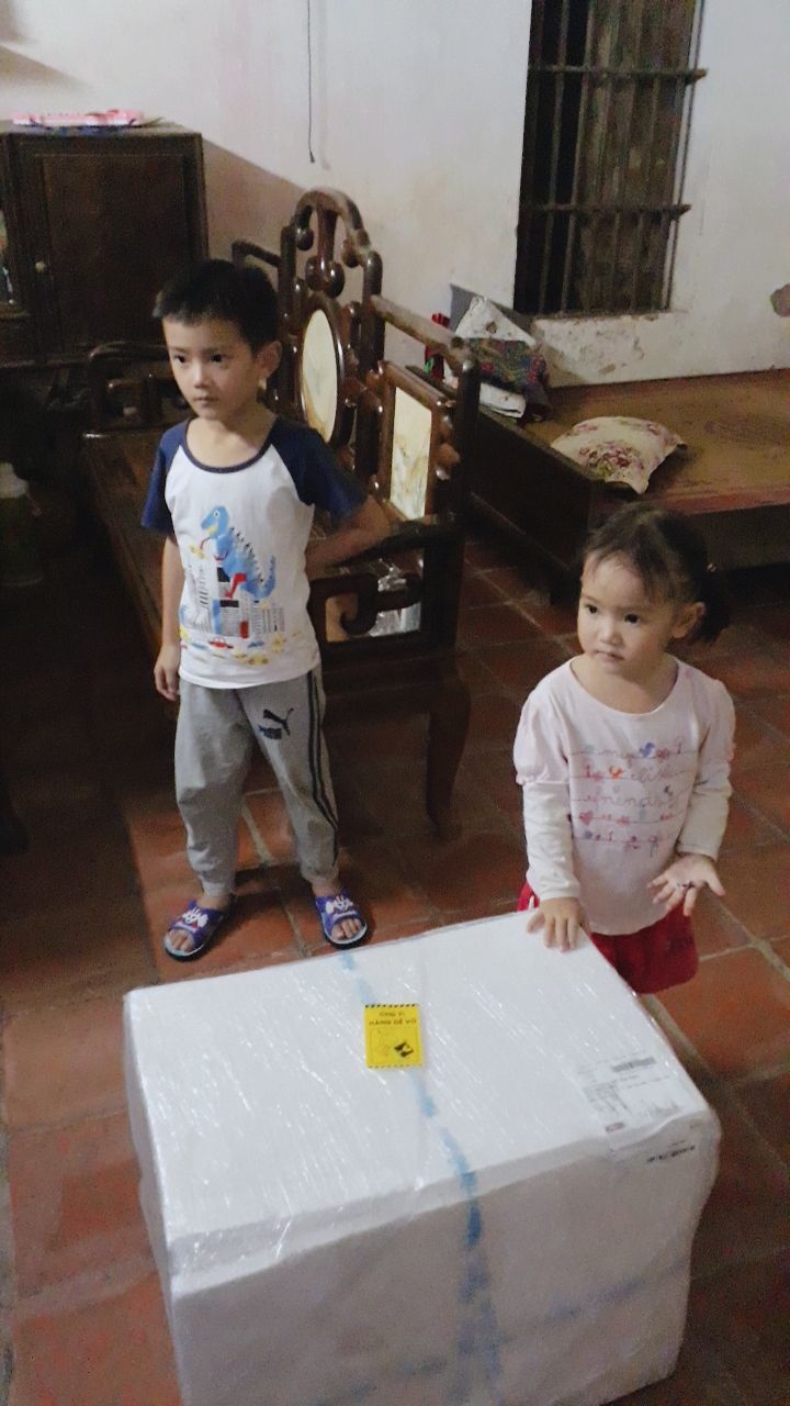 Lần đầu tiên mua hàng trên Tiki, lần đầu tiên mua hàng của shop mà chưa bao giờ lại thấy hài lòng đến thế. Vào shop thấy feedback khá ổn nên mua liền 2 cái. Đặt hàng trưa hôm trước mà trưa hôm sau đã về đến nhà. Shipper nhiệt tình, giao hàng quá nhanh, sp đóng gói chắc chắn, có phiếu bảo hành rõ ràng. Hài lòng lắm luôn. Cho shop 10 sao luôn. Chắc chắn là sẽ mua thêm mấy cái nữa cho người thân. Lần đầu tiên mua hàng trên Tiki, lần đầu tiên mua hàng của shop mà chưa bao giờ lại thấy hài lòng đến thế. Vào shop thấy feedback khá ổn nên mua liền 2 cái. Đặt hàng trưa hôm trước mà trưa hôm sau đã về đến nhà. Shipper nhiệt tình, giao hàng quá nhanh, sp đóng gói chắc chắn, có phiếu bảo hành rõ ràng. Hài lòng lắm luôn. Cho shop 10 sao luôn. Chắc chắn là sẽ mua thêm mấy cái nữa cho người thân.