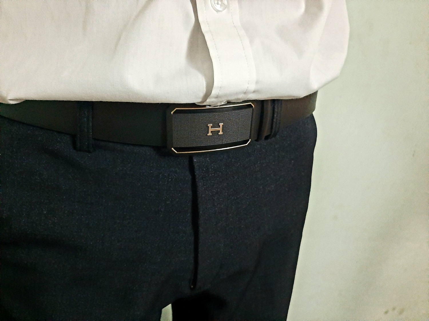 Vừa mở hộp ra, hình ảnh đẳng cấp đã đập ngay vào mặt. Mặt dây kết hợp hài hòa giữa màu đen nhám huyền bí và họa tiết vàng sang trọng. Vừa cầm lên đã cho cảm giác rất tốt. Chọt dây vào lỗ, kéo rẹt một cái cực phê thì phát hiện mình quá gầy, lại phải nghiên cứu cắt đầu dây ngắn bớt mới đeo vừa. Nhờ cắt ra mới thấy chất liệu dây quá tuyệt. Nói chung đáng đồng tiền bát gạo.