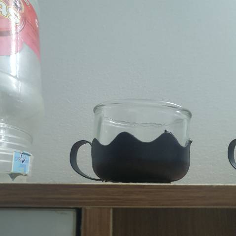 Bình nước thì khá ổn có ống lọc bằng inox phía trong bỏ trà rồi sau rửa rất tiện, nhưng chén thì dc lót một miếng nhựa kèm tay cầm. Cái miếng lót đó k thực sự khớp với chén nên nếu rung tay hoặc thao tác hơi nhanh chén có rẻ rời khỏi tay cầm.