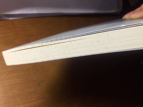 Shop đóng gói không được cẩn thận lắm, hộp bị móp, bọc chống sốc thì không bọc hết toàn  bộ quyển, may mà không ảnh hưởng. Sách thì có lớp bụi nhẹ, mặt trên như có vết xước, trang sách thì có vết ố (giống hình). Được mỗi cái giao hàng nhanh nên cho 2 sao thôi.