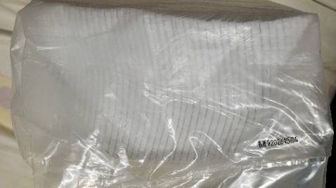 Sản phẩm rất mỏng, không biết nhãn hiệu gì? Và đếm nhiều lần chỉ có 98 miếng tã thôi, không đủ 100 miếng như mô tả về phân loại sản phẩm.