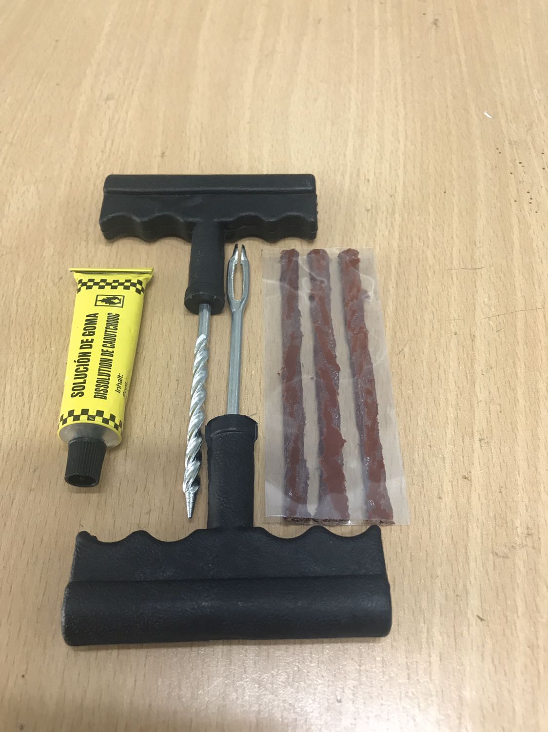 Hàng giao đến chỉ có 3 sợi cao su vá chứ không phải 4 sợi như hình mô tả. Mình đã đăng nhận xét nhưng trong hình có *** nên nhận xét không được đăng lên, nay mình đăng lại nhận xét. Tiki cũng đã gọi để đổi trả hàng nhưng mình không cần đổi. Qua đây xin góp ý bên shop bán hàng kiểm tra kỹ hàng và giao đúng như trong hình mô tả.