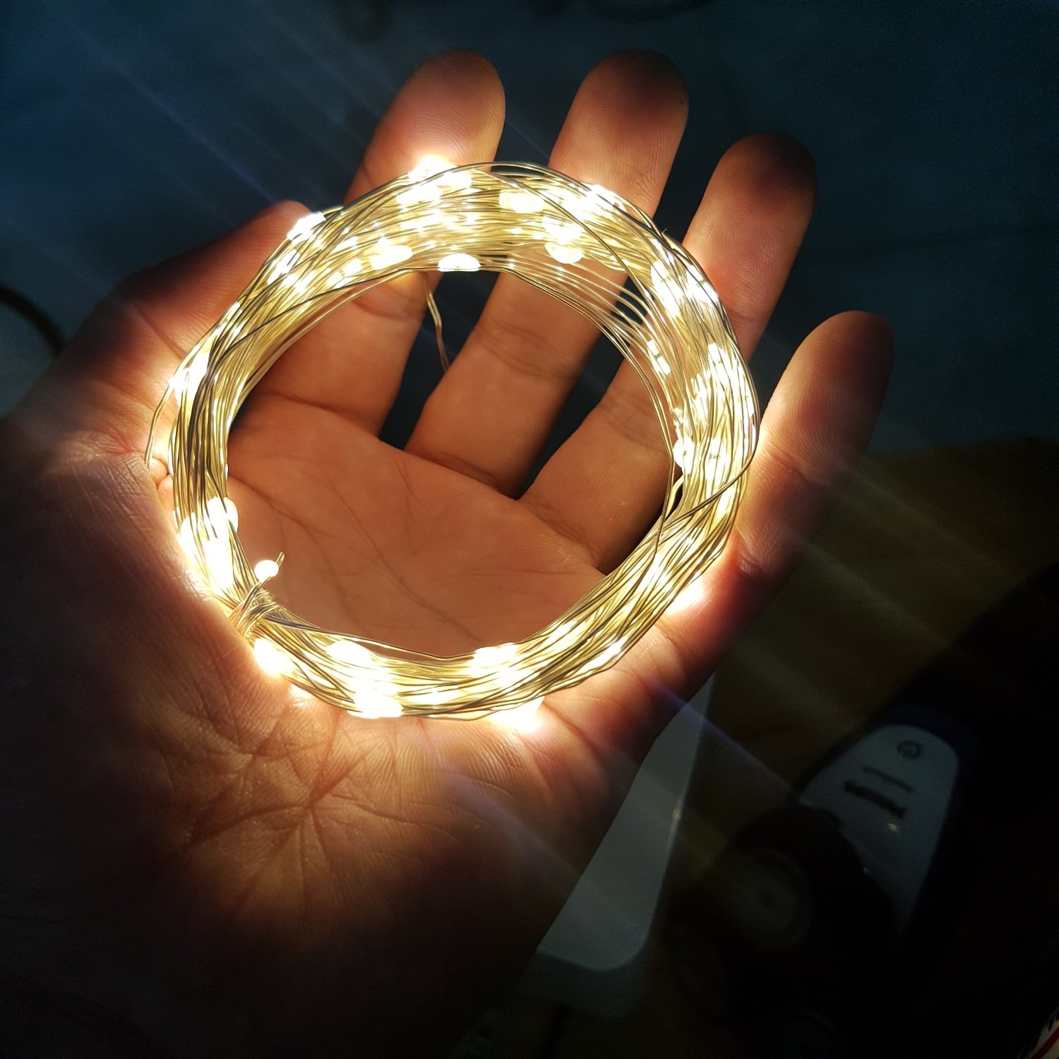 Cực kỳ hài lòng về sản phẩm. Đèn trang trí phòng rất đẹp. Hàng có thương hiệu có khác. Có cả hướng dẫn sử dụng tiếng việt đi kèm. Thích nhất cái điều khiển có thể tăng giảm được độ sáng và chọn các chế độ nháy rất tiện. Nhìn  ngoại quan có vẻ chắc chắn và chất lượng. Cám ơn shop và TIKI.