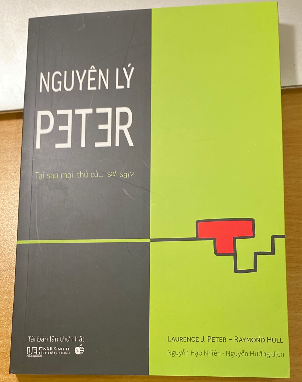Sách giao nhanh. Mặc dù chưa đọc kỹ nhưng có thể nhìn nhận đây là một cuốn sách có nội dung khá thú vị và mới lạ. Tác giả đưa ra nhiều nhận định và góc nhìn độc đáo.