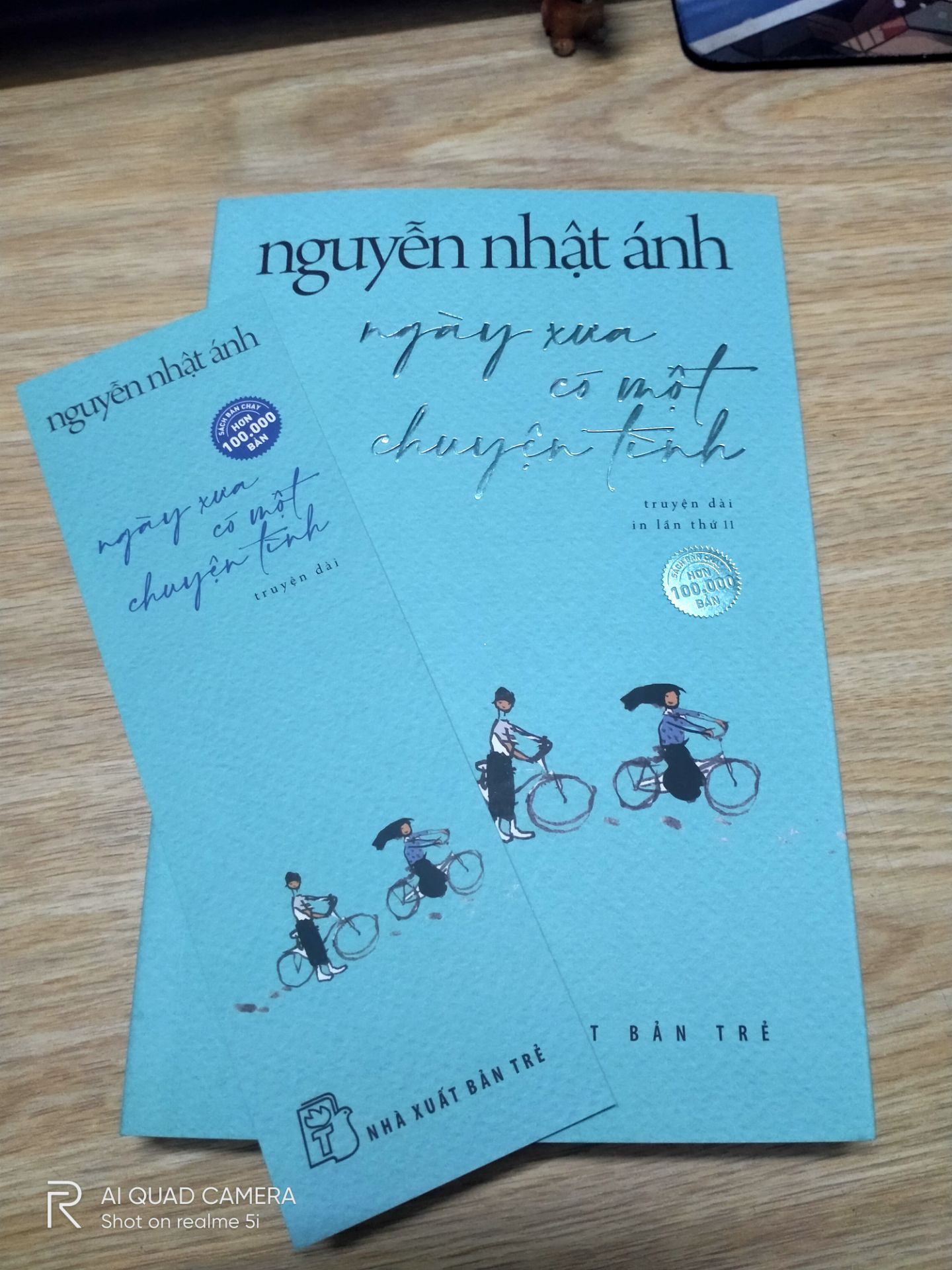 Giao hàng phải nói là siu nhanh luôn, ms đặt tối hqua mà trưa mai là giao r, sản phẩm không bị móp méo có điều bị gập giấy như ảnh ? Do mình mua sách ở tiki cũng nhiều r nên khá yên tâm mà giá lại rất rẻ so với giá trên sách ghi. Dù chưa đọc hết nhưng cảm thấy sách rất hay nhé, ai thích mắt biếc thì nên mua vì nó khá giống mắt biếc. Ai mua sách thì nên mua ở Tiki nhé vì nó rẻ hơn các app mua hàng khác nhiều ??