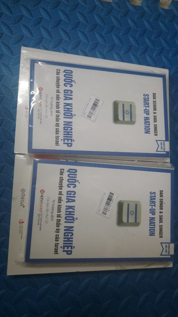 Đầu tiên mình đánh giá 3sao vì chất lượng của sách nhưng mình thực sự không hài lòng với cách đóng gói bao bì của tiki lần này. Hộp đựng thì méo mó, còn bị rách, nói chung là rất nát, và như có sự cố tình động chạm vào bao bì nào đó ở đây. Thêm nữa trong đơn hàng mình mua có 1 phần lì xì sách nhưng lúc nhận hàng thì không thấy mà bao bì còn rất đểu, thời gian giao hàng thì chậm hơn so với dự kiến, nói chung lần này mình có ấn tượng rất xấu về tiki.